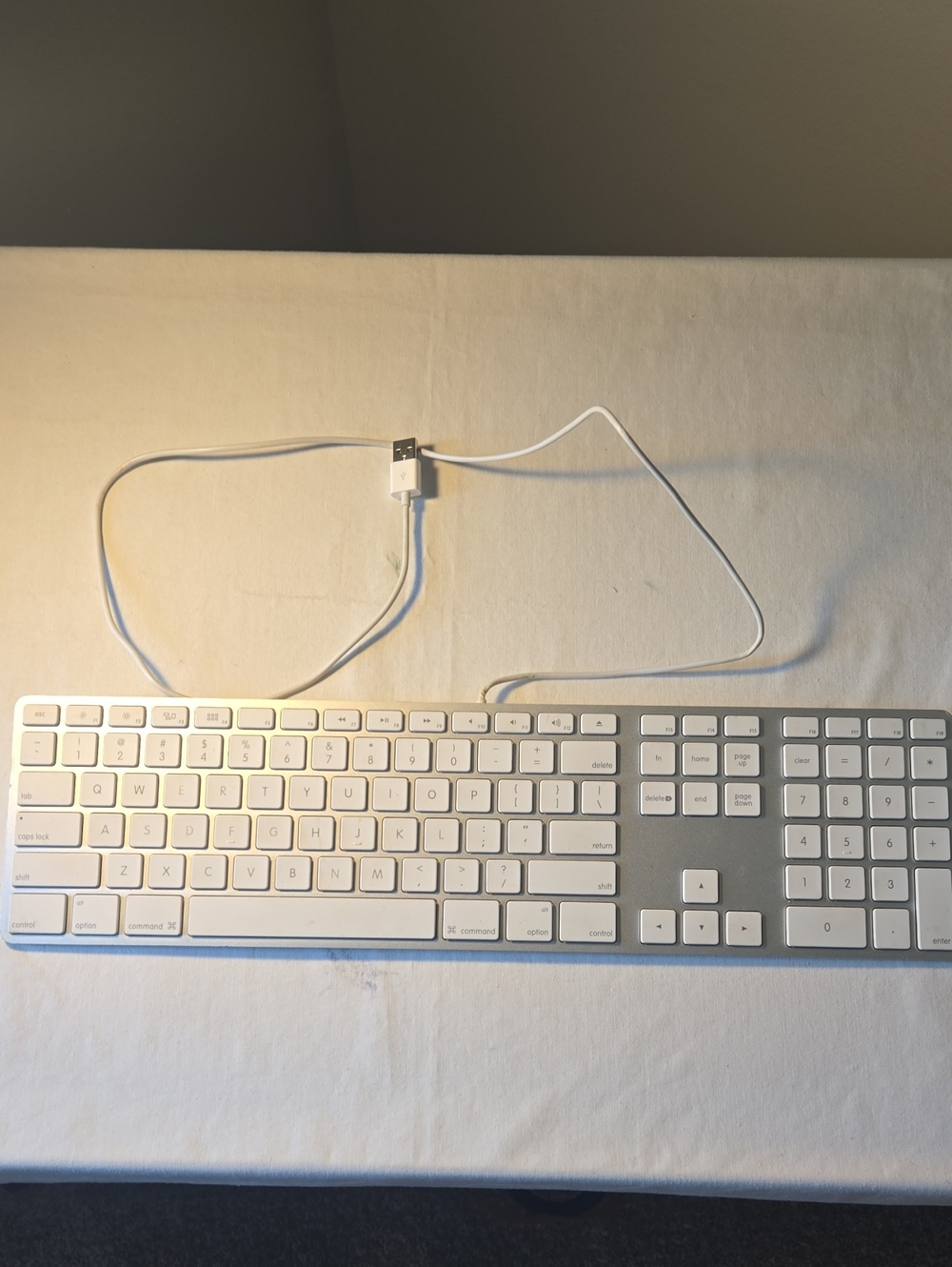 Apple White Wired USB Keyboard with Numeric Keypad